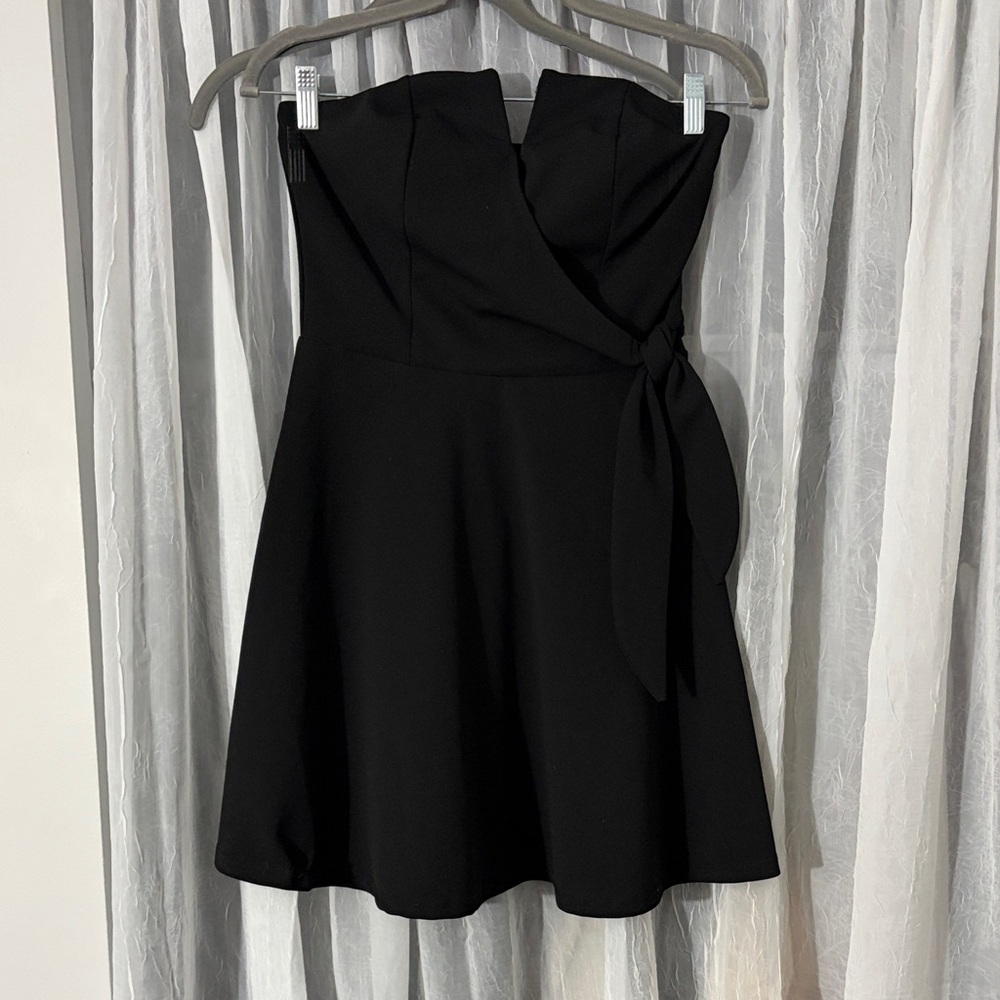 Chic Black Strapless Dress with Bow Detail